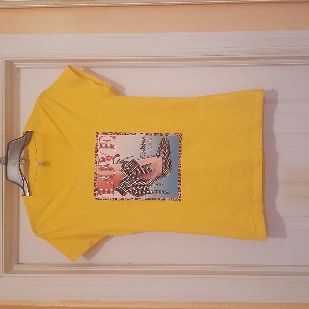 NWOT Woman's fashion Tee